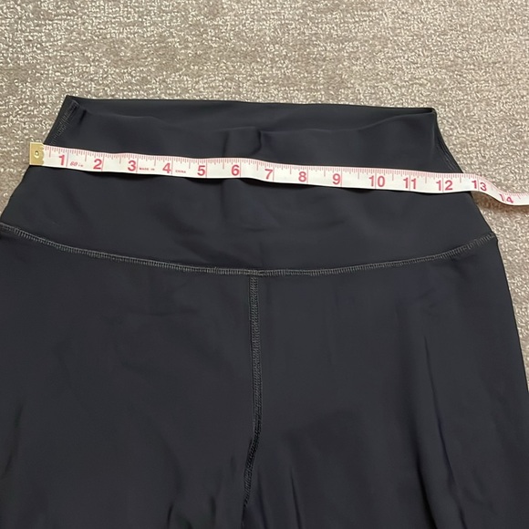 Alo Yoga Women’s Black Ripped Warrior Legging Size Small - Picture 5 of 9